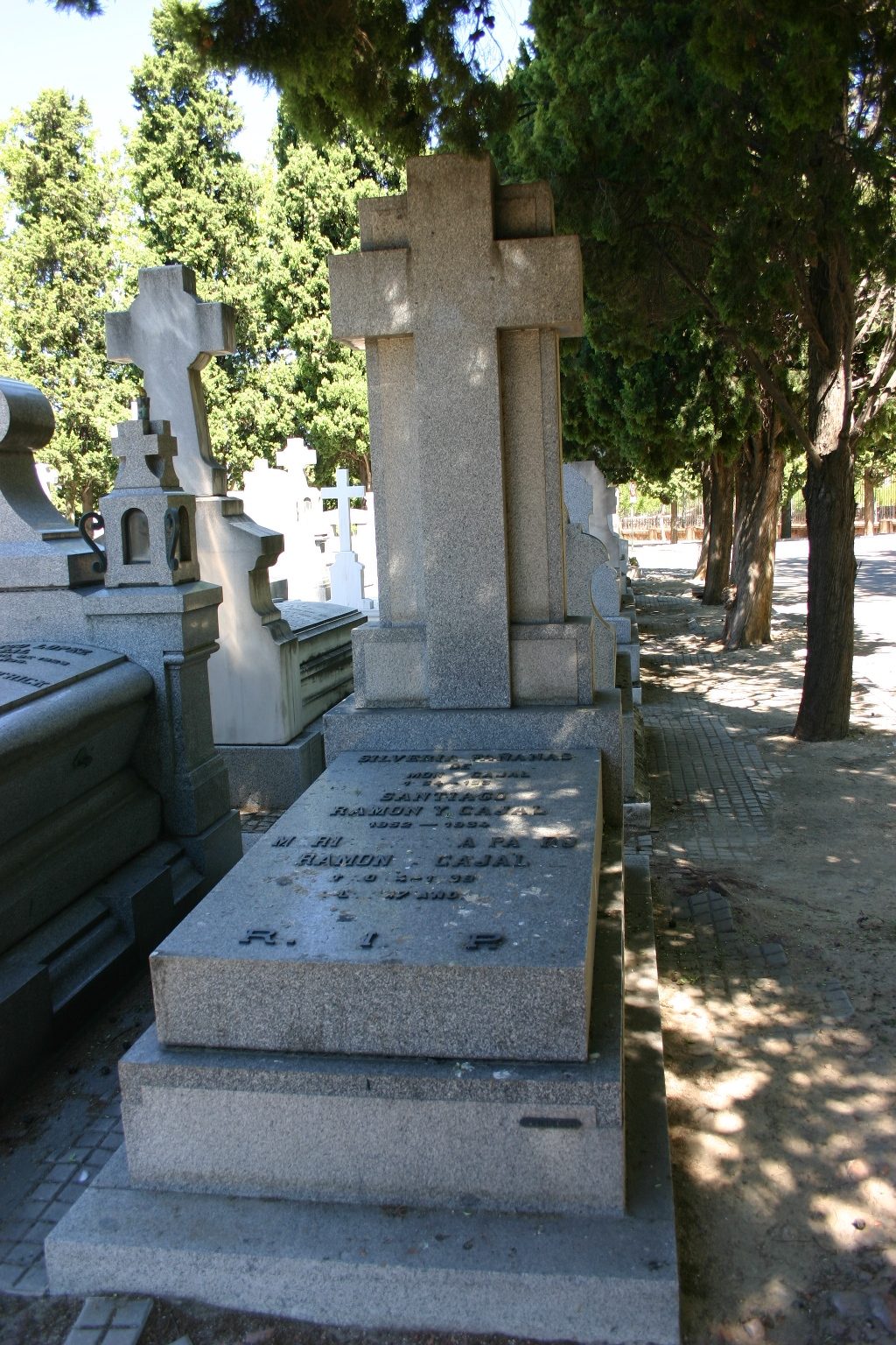 Santiago Ramon y Cajal's tomb, Madrid - 02.JPG